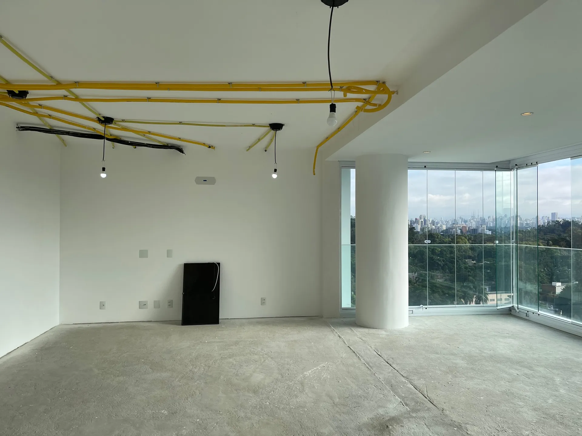 Ambiente original antes da intervenção, em tom conceitual de obra crua